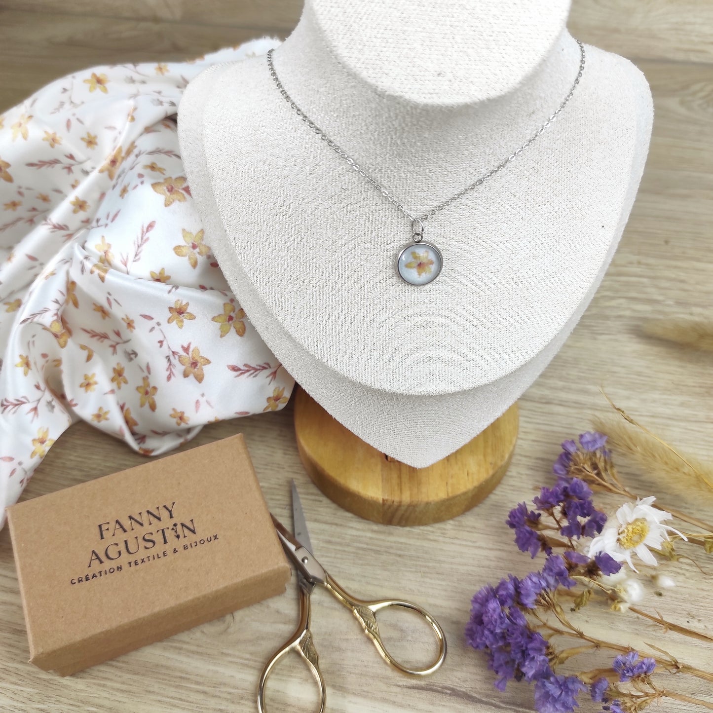 Collier acier inoxydable fait main, détail du motif sous la perle,  fleur jaune avec fond blanc.