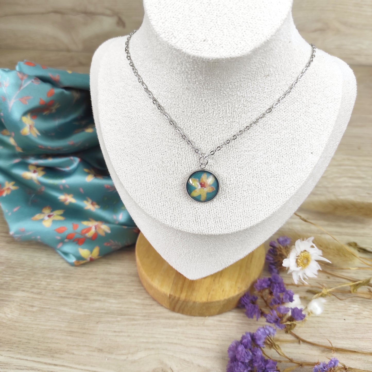 Collier acier inoxydable fait main, détail du motif sous la perle, fleur jaune avec fond vert, chaîne taille normale et pendentif 18 mm.