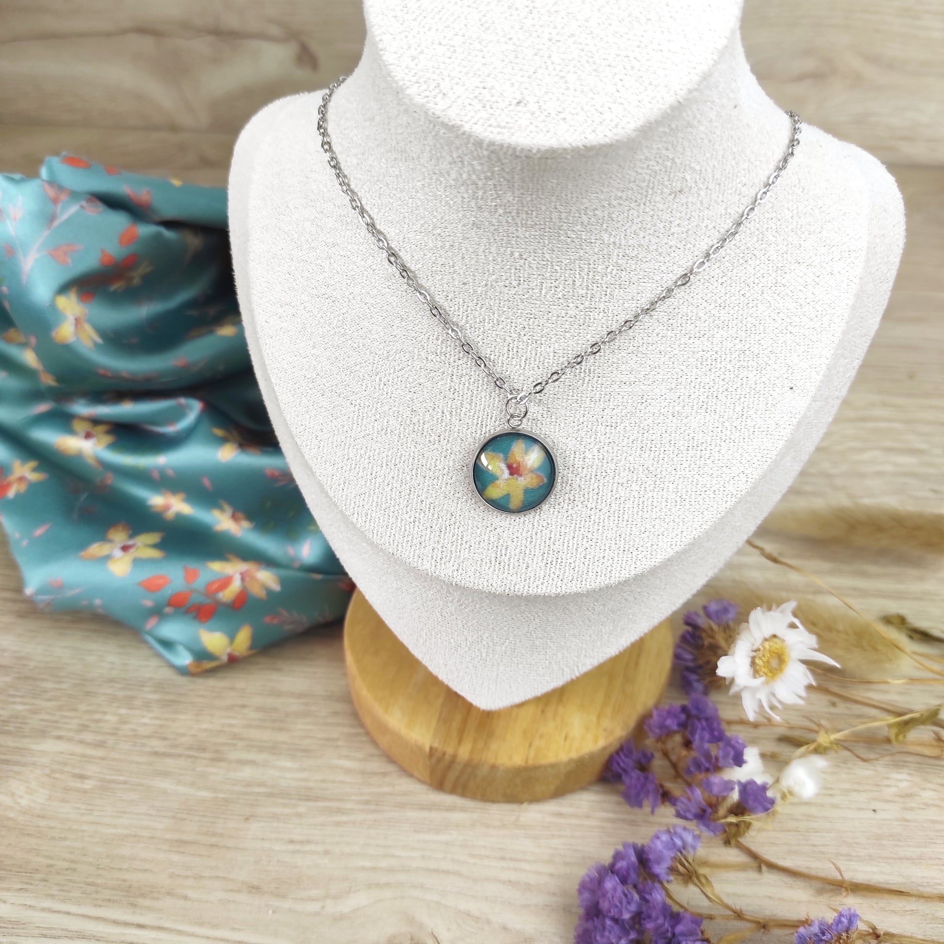 Collier acier inoxydable fait main, détail du motif sous la perle, fleur jaune avec fond vert, chaîne taille normale et pendentif 18 mm.