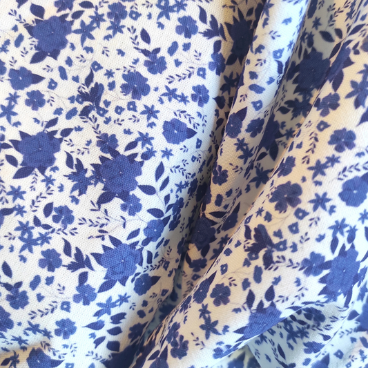 Coton cretonne fleurs bleues dessiné par Fanny Agustin, motif fleuri imprimé localement. Encre bio et oeko-tex. Les fleurs sont bleues avec fond blanc. 