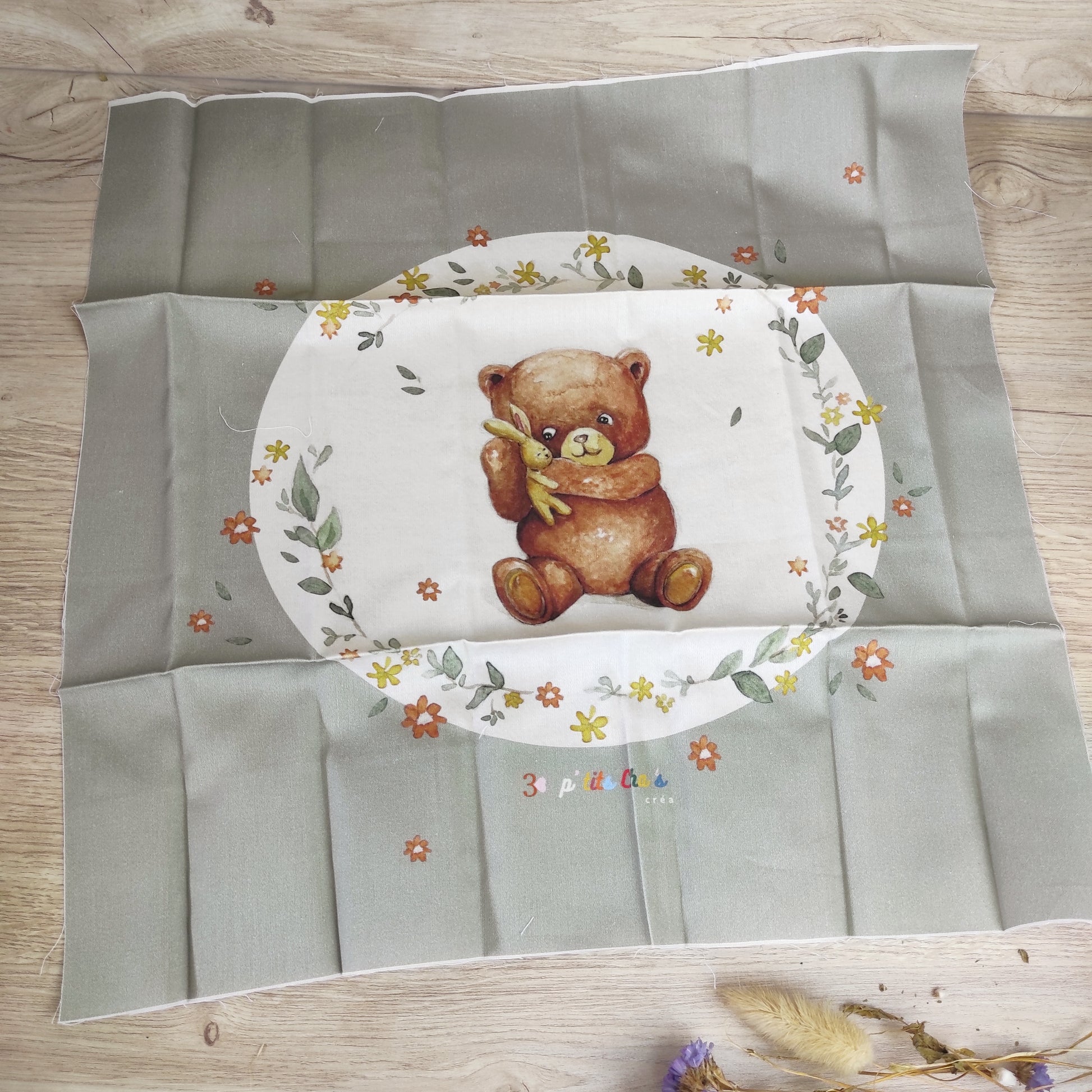 Coupon de tissu illustré par Fanny Agustin, marque 3 ptits chascréa, impression locale Var