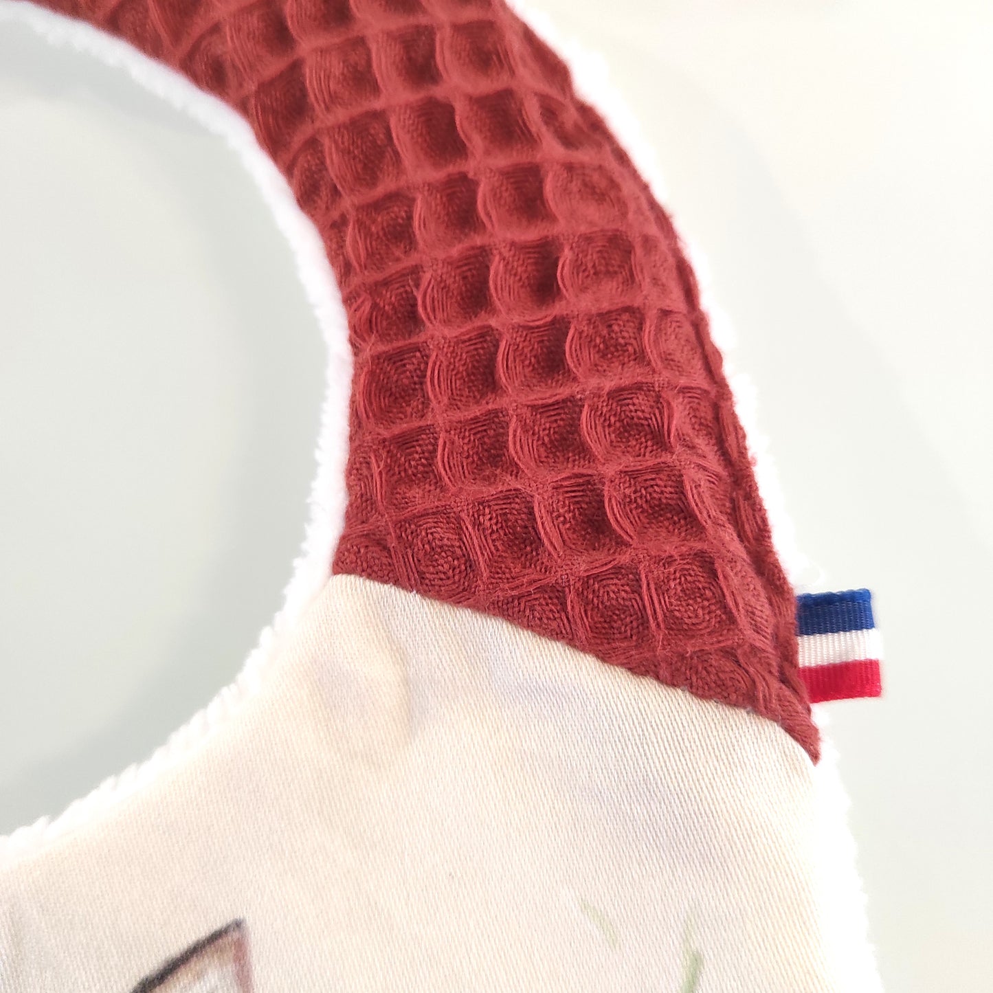 finition nid d'abeille et étiquette bleu blanc rouge