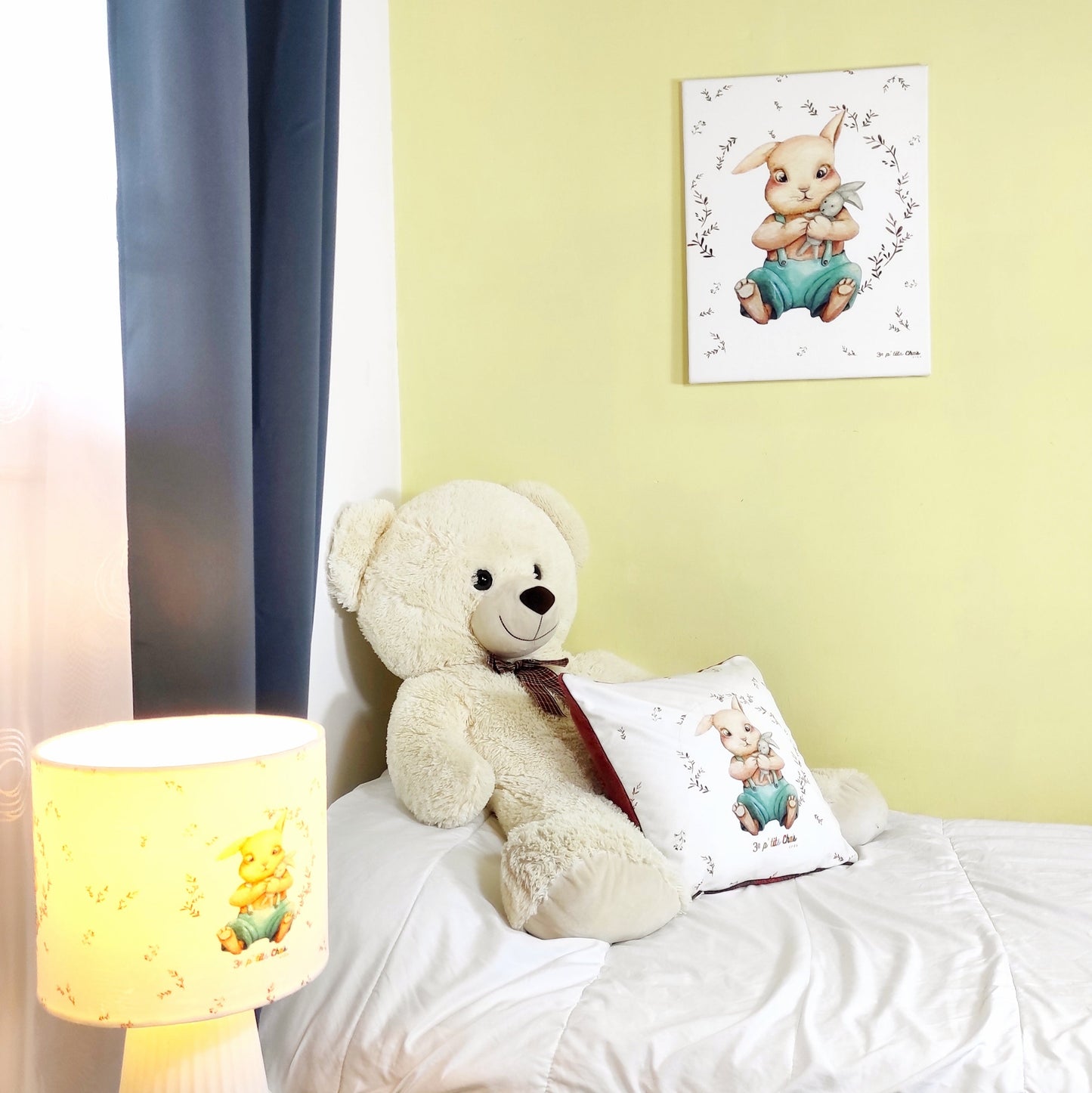 Coussin avec motif lapin avec le tableau et l'abat jour.