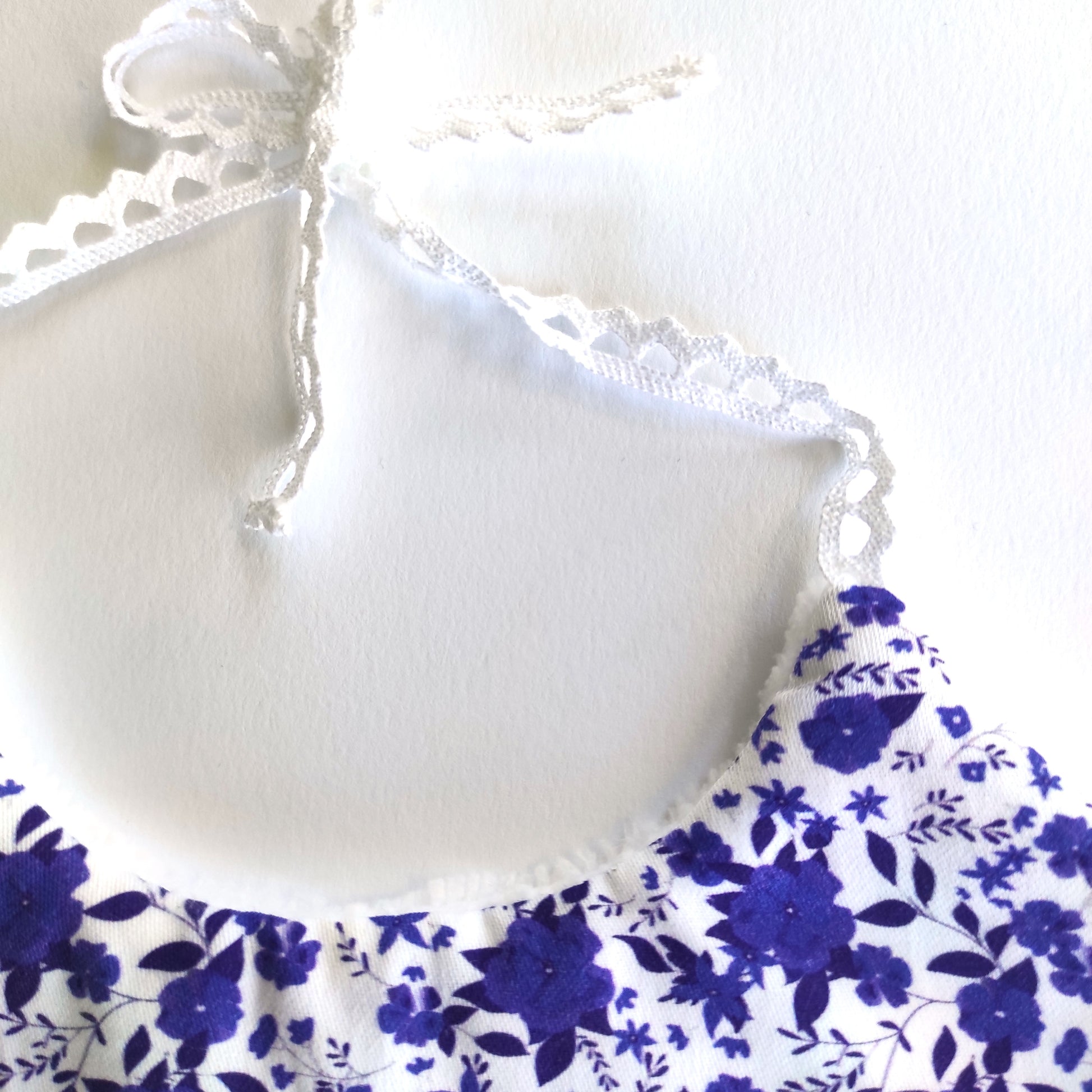 Bavoir fleurs bleues