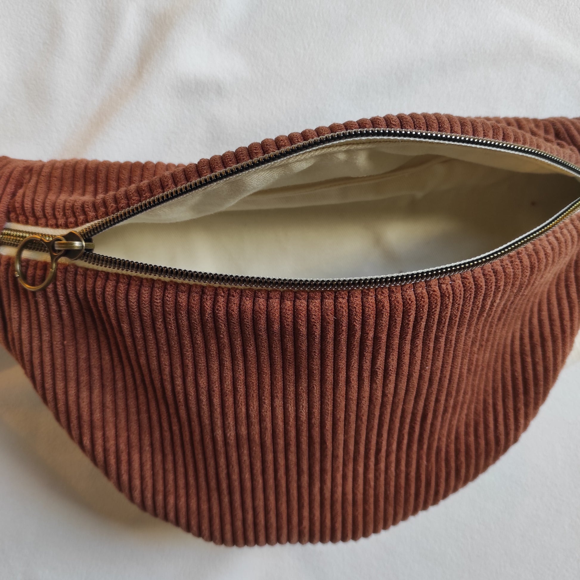 Intérieur en gabardine de coton couleur écrue.