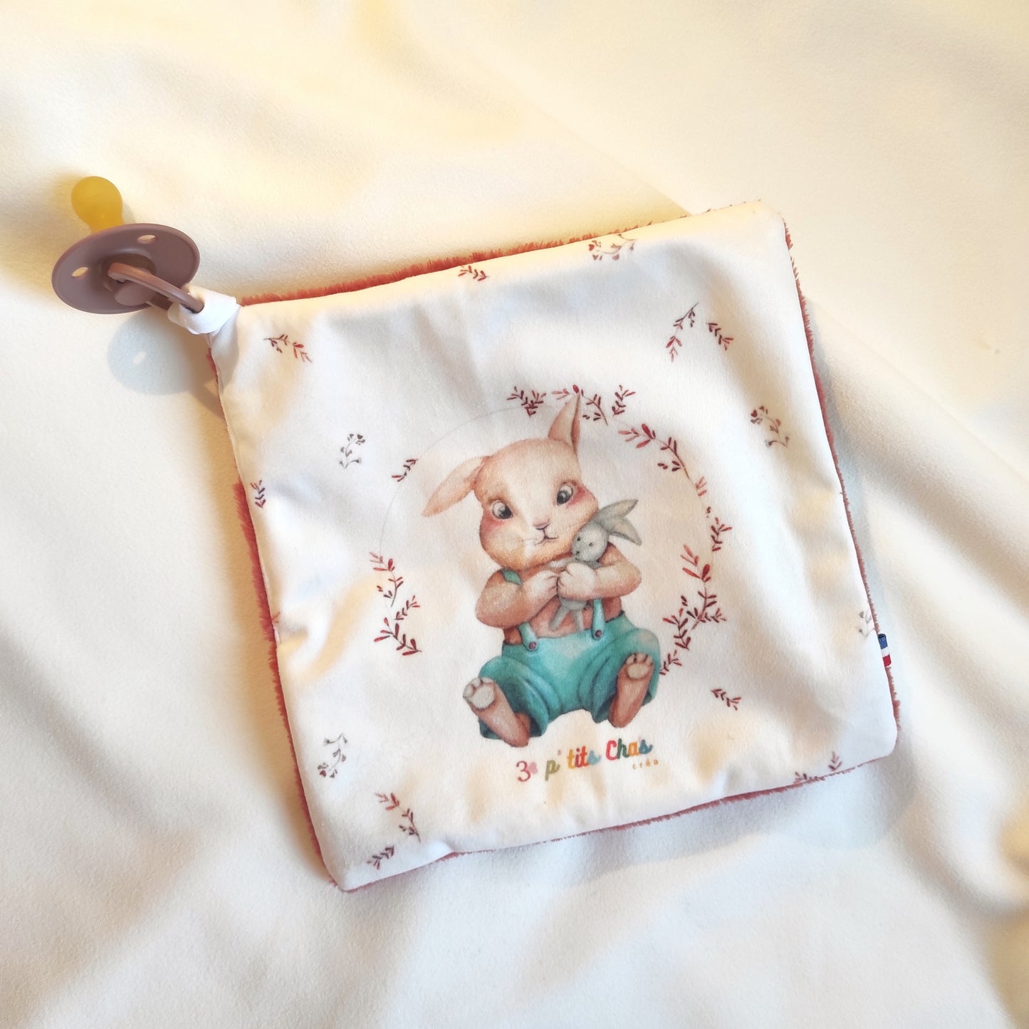 Doudou carré lapin en velours personnalisable, dessiné par Fanny Agustin.