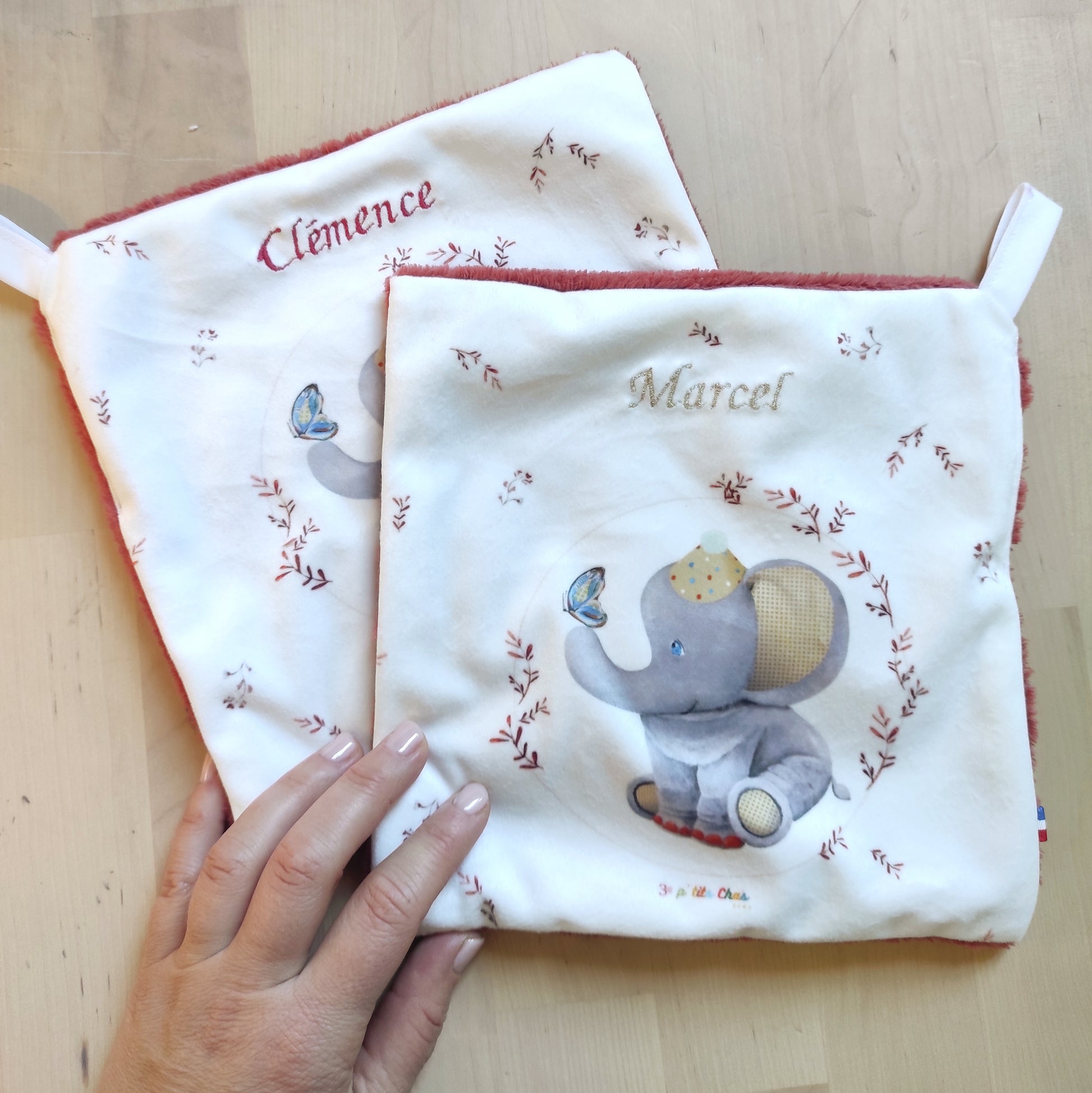 Doudous motif éléphant en velours personnalisés avec broderie , choix de la couleur de la broderie, dorée ou paprika. 