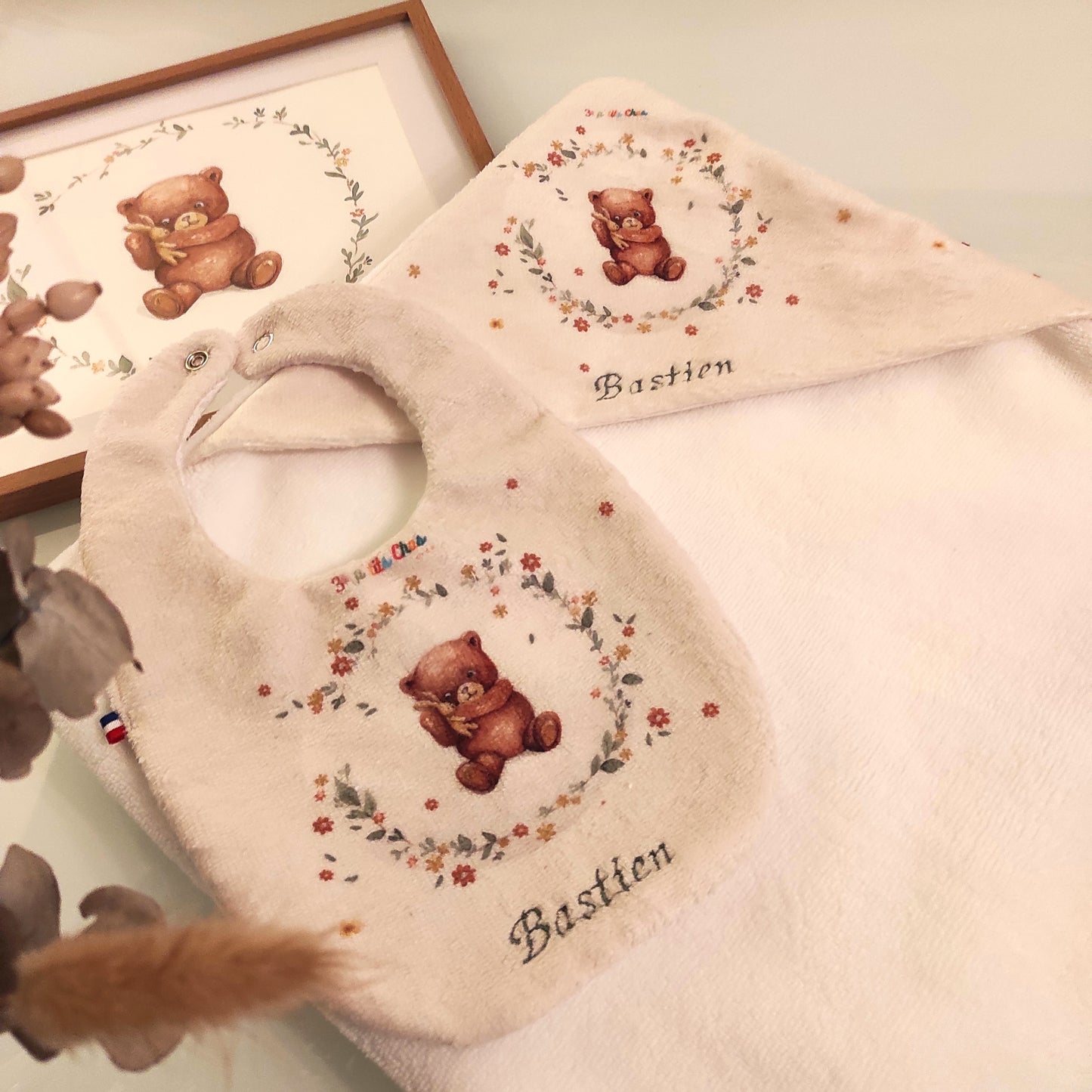 Ensemble_bavoir_et_cape_de_bain_ourson_cru- broderie verte