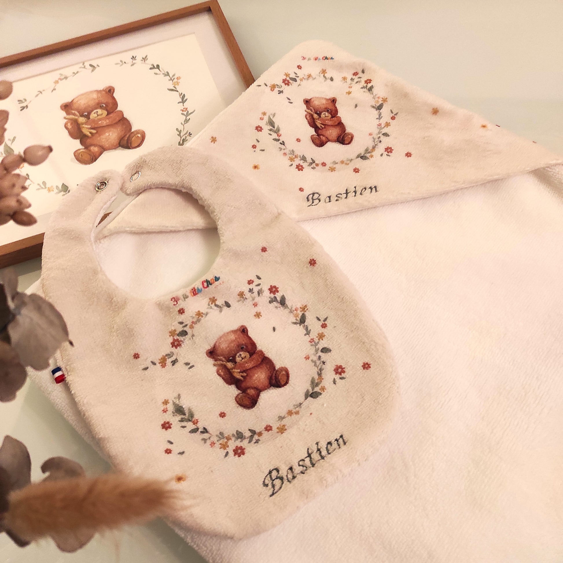 Ensemble_bavoir_et_cape_de_bain_ourson_cru- broderie verte