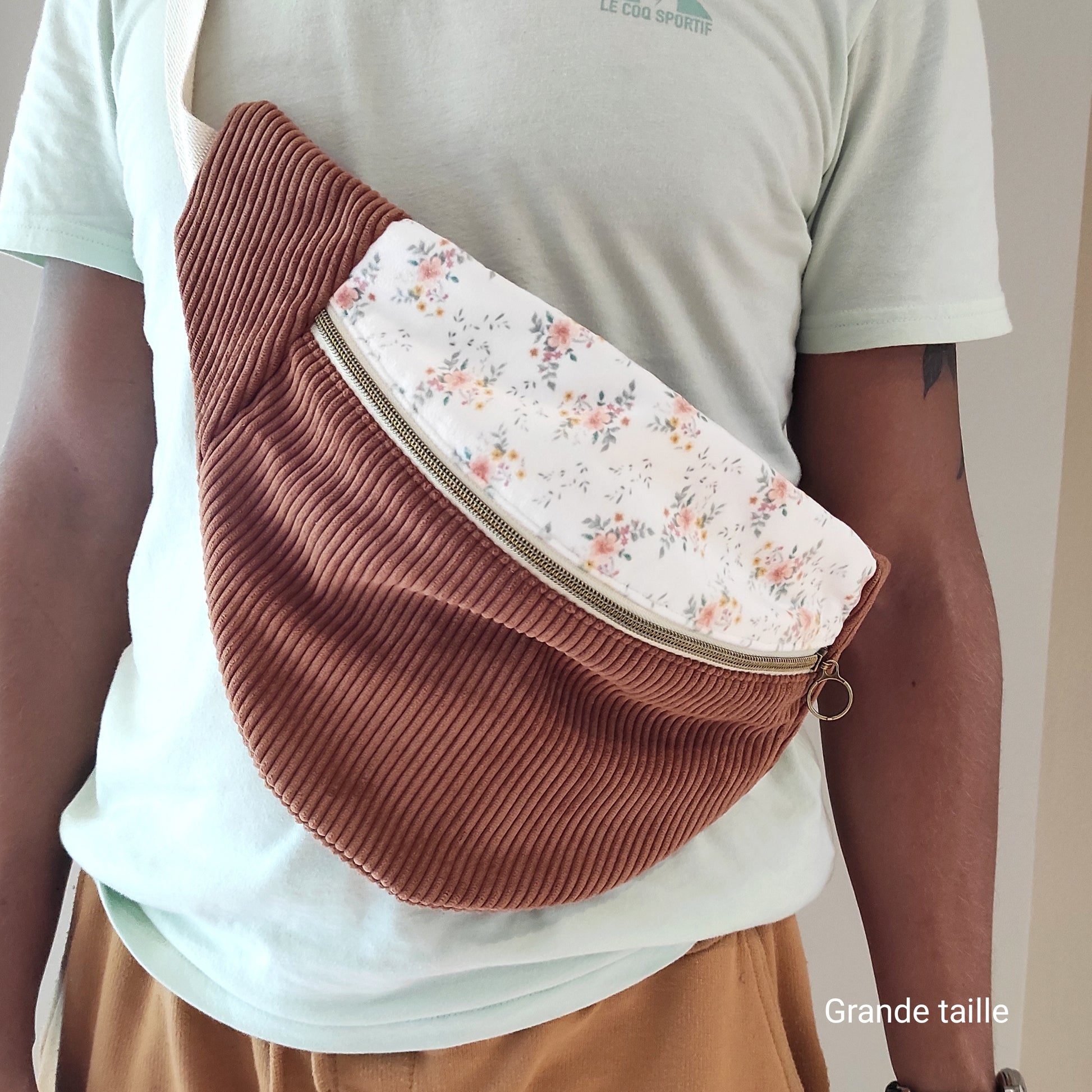 Sac banane en velours côtelé marron et velours fleuri imprimé, motifs dessinés par Fanny Agustin. Le sac est porté sur un  homme en bandoulière.