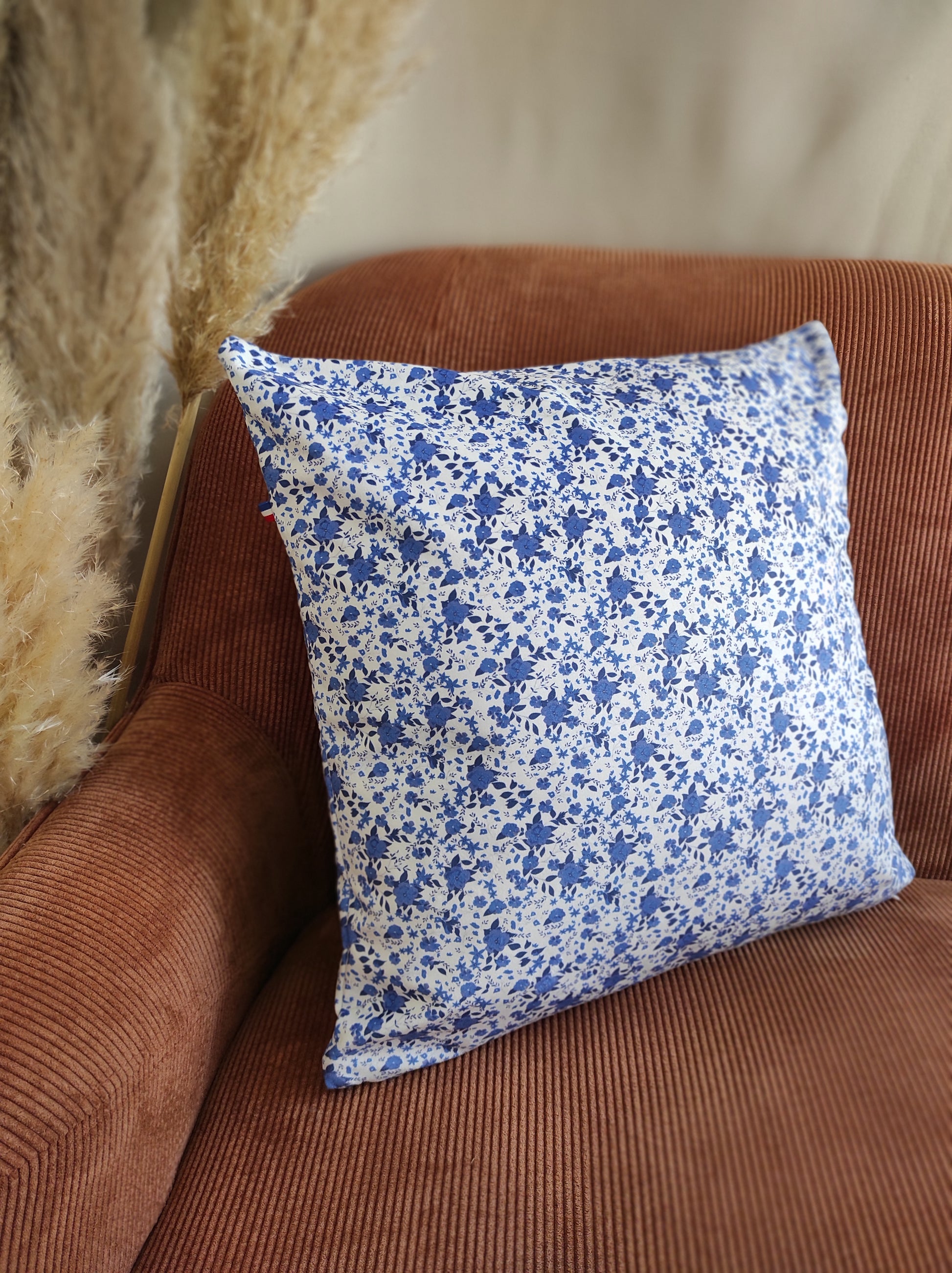 Coussin velours fleurs bleues