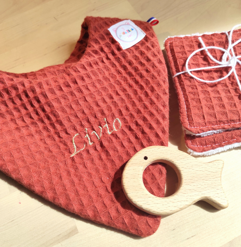 Bavoir bandana personnalisé avec prénom brodé. Création de 3 ptits Chas créa, coffret cadeau naissance. 