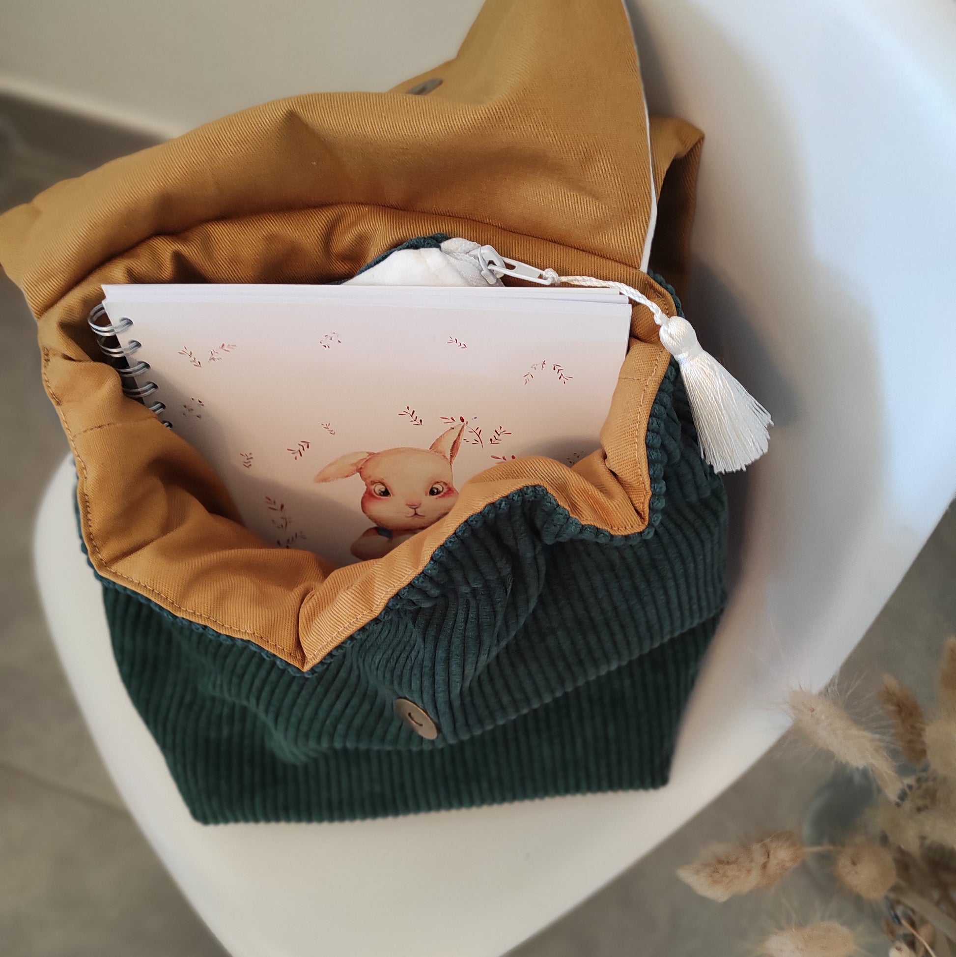 Intérieur du sac à dos enfant en gabardine jaune couleur curry.