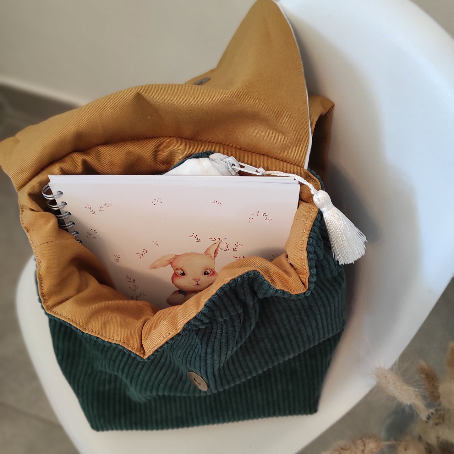 Vue du sac avec doublure couleur curry, avec possibilité de placer un cahier, trousse et nécessaire quotidien.