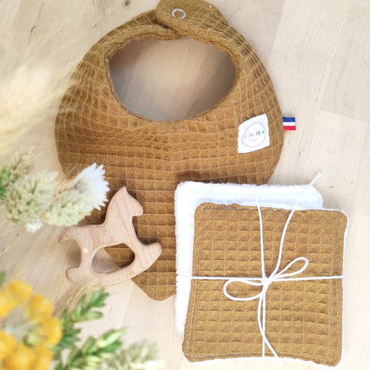 Ensemble kit coffret couleur jaune moutarde, bavoir bandana et lingettes lavables écologiques.