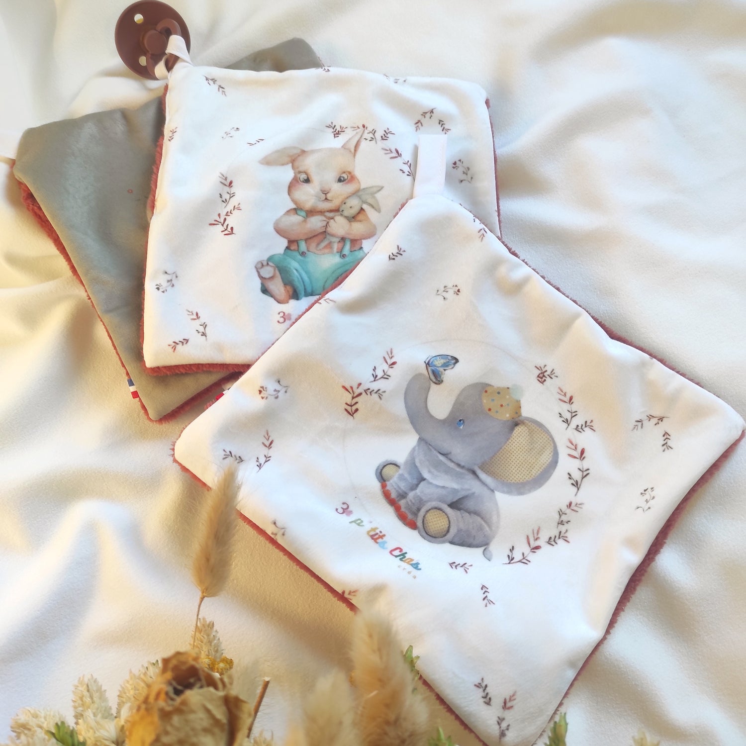 Doudous carrés dont les motifs sont dessinés par Fanny Agustin.