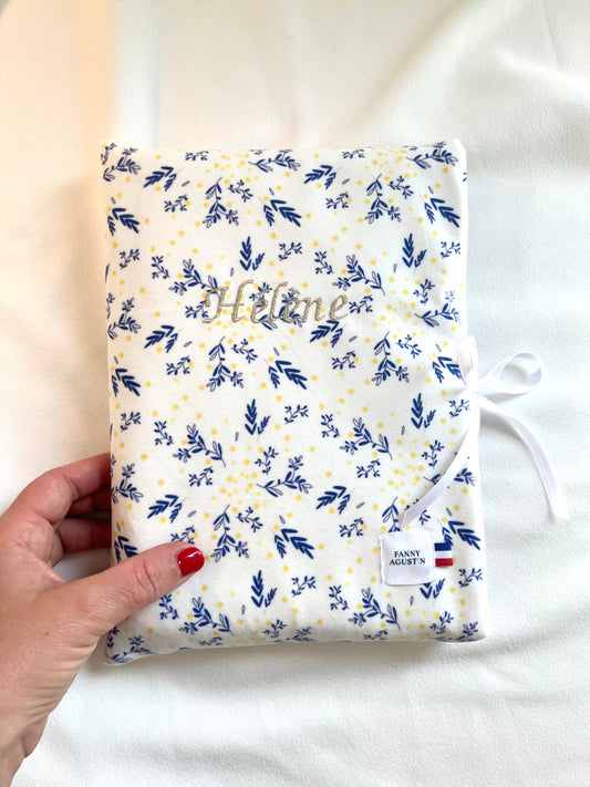 Pochette à livres en velours avec motif fleuri mimosa, dessiné par Fanny Agustin, brodé en doré avec prénom. 