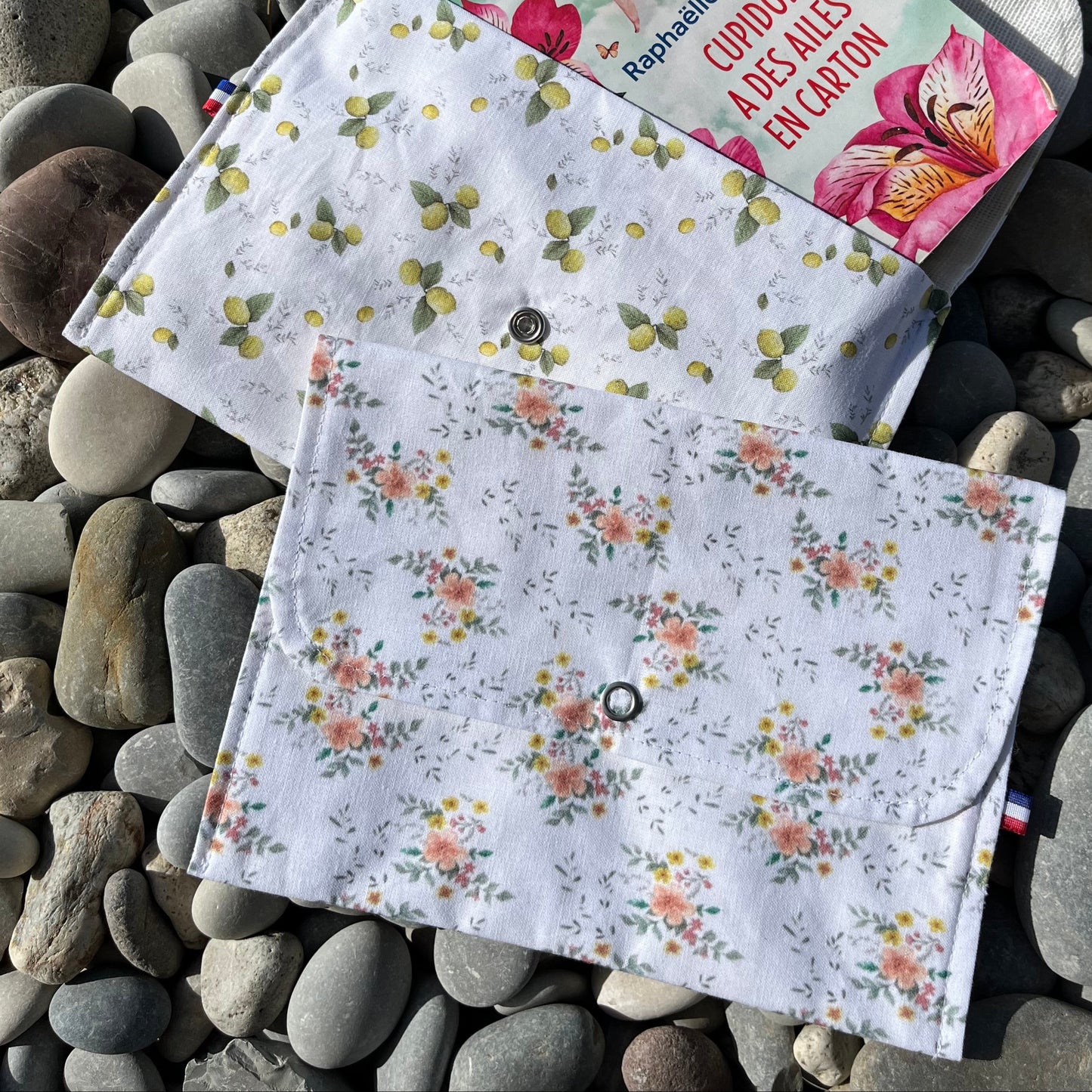 Pochette de taille standard pour protéger un livre de poche dans un sac de plage ou placer son maillot de bain mouillé. Dessin et fabrication de Fanny Agustin.