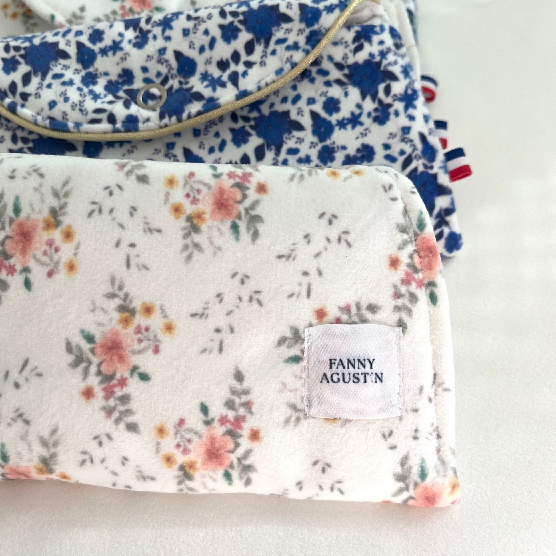 Pochettes à lunettes en velours imprimé, motifs dessinés par Fanny Agustin et fabrication artisanale Française. La pochette est vue de dos avec le logo.