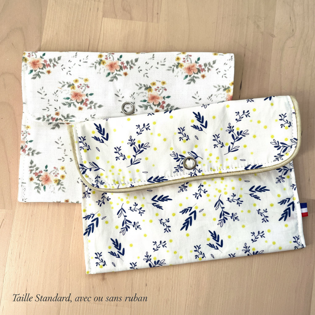 Deux pochettes de taille standard, une avec motif feurs aquarelle, l'autre avec motif mimosa et son ruabn doré, dessiné par Fanny Agustin.