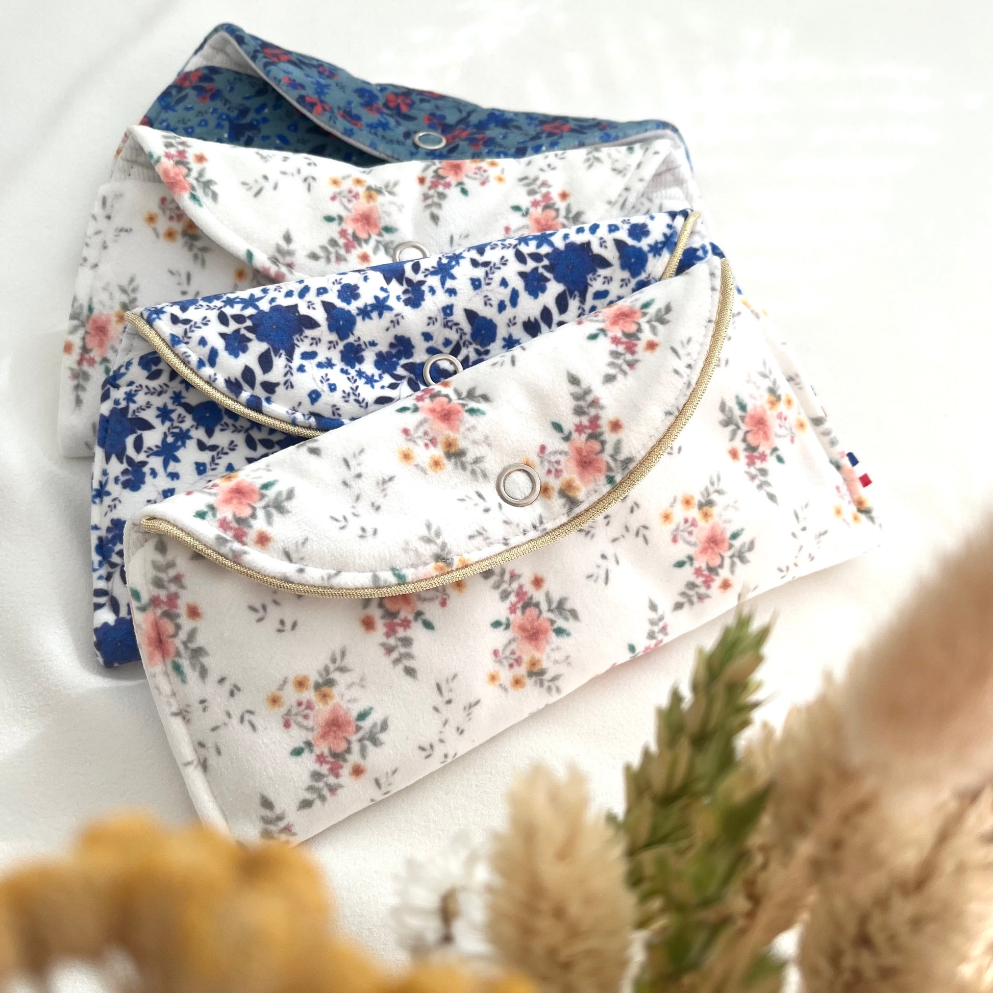 Pochettes à lunettes en velours imprimé, motifs dessinés par Fanny Agustin et fabrication artisanale Française. 