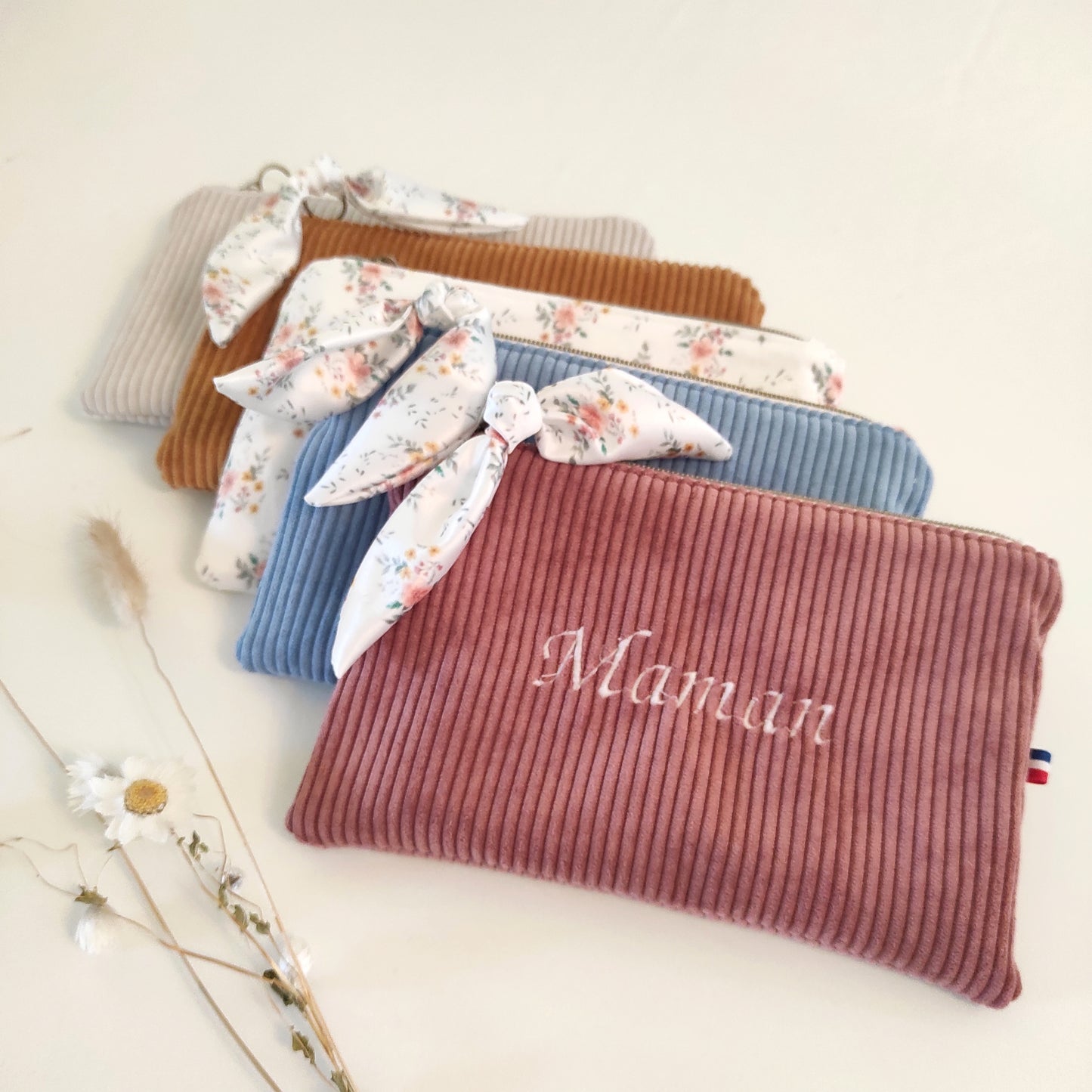 Pochettes en velours côtelé de plusieurs couleurs, avec option broderie.
