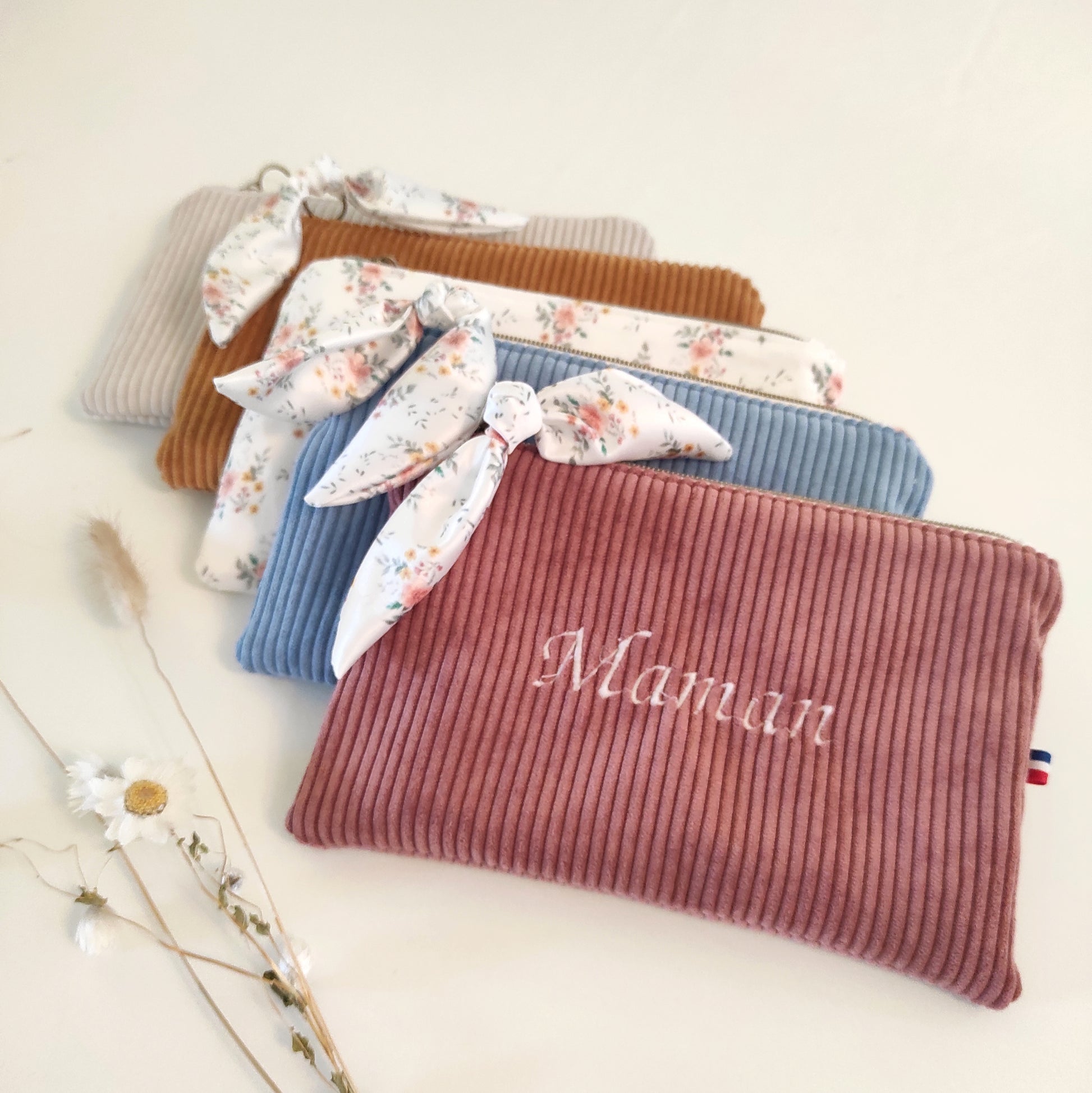 Pochettes en velours côtelé de plusieurs couleurs, avec option broderie.