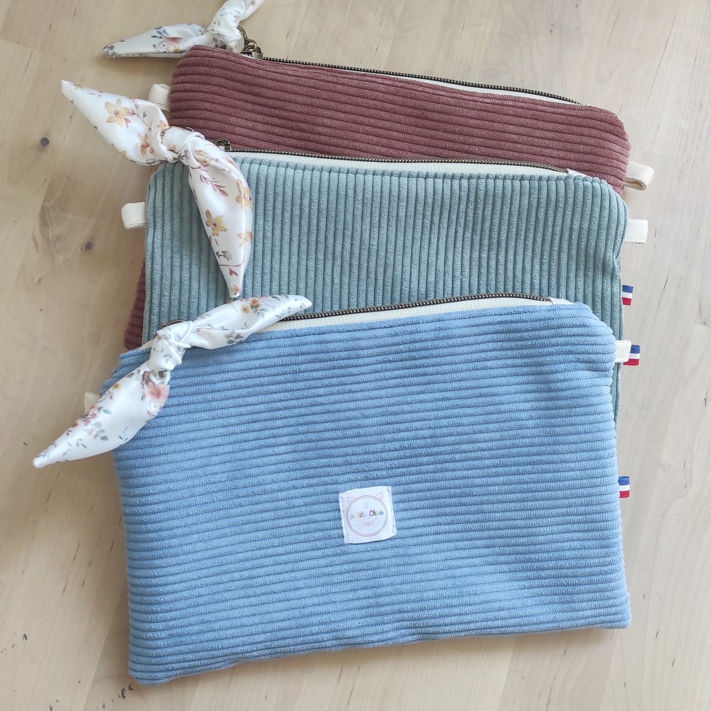 Pochettes en velours côtelé, choix de la couleur, option avec ou sans noeud, choix de la taille.