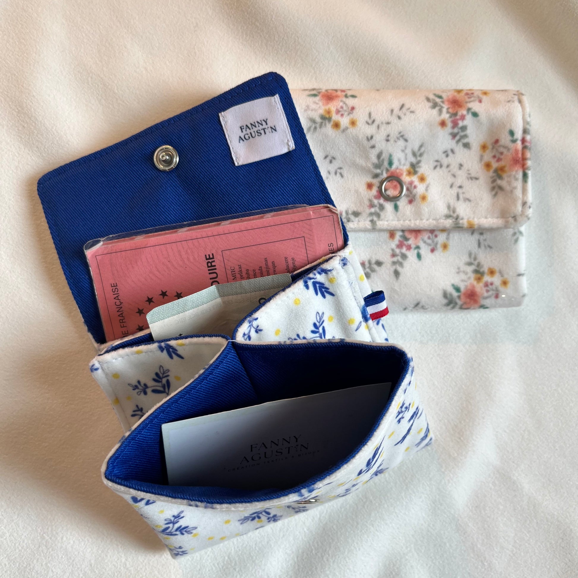 Portes monnaie et porte en cartes en velours fleuri dessiné  et fabrication Française par Fanny Agustin. Ces portes- monnaie sont personnalisables. Sur la photographie, le porte-monnaie est ouvert et laisse apparaître les différents compartiments.