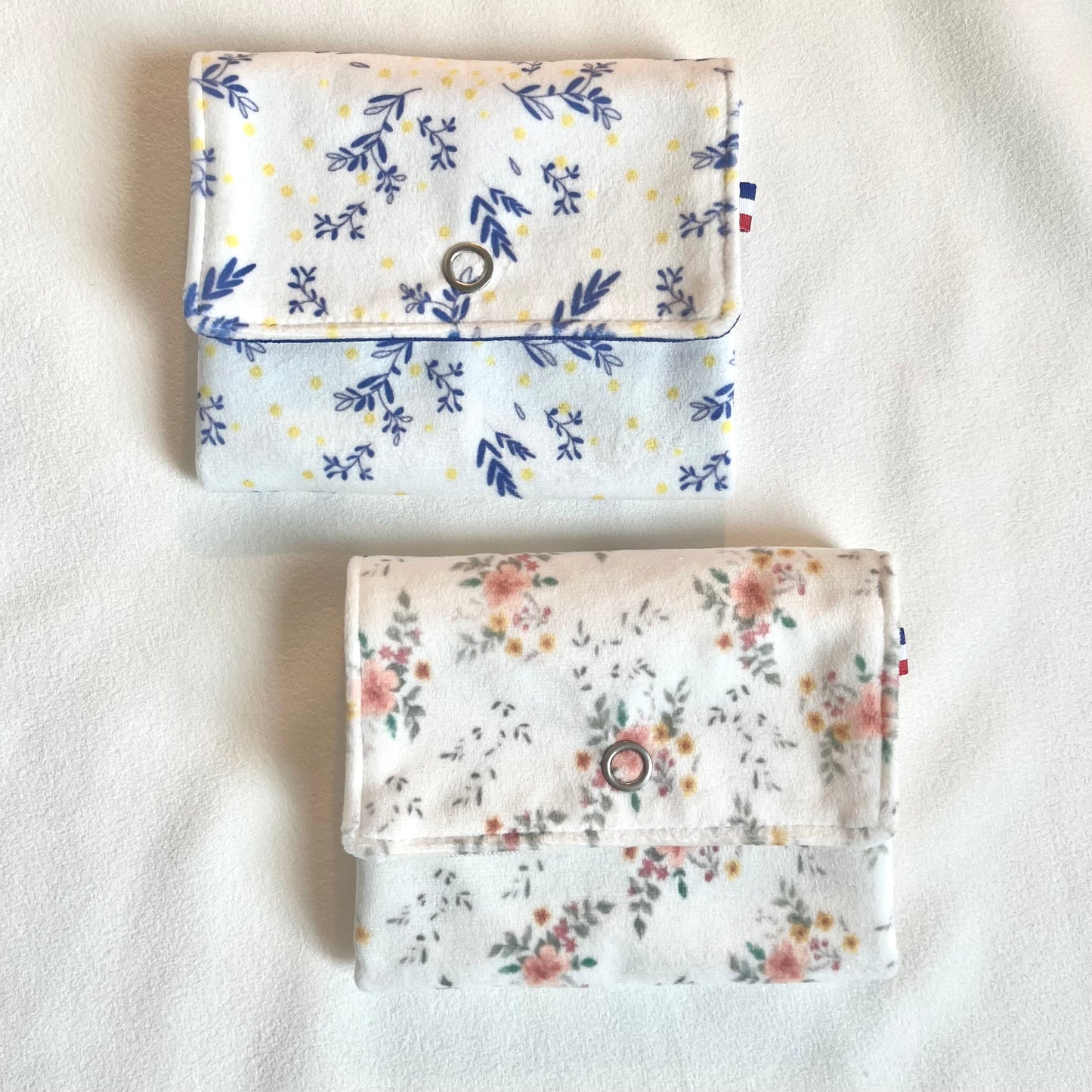 Portes monnaie et porte en cartes en velours fleuri dessiné  et fabrication Française par Fanny Agustin. Ces portes- monnaie sont personnalisables.