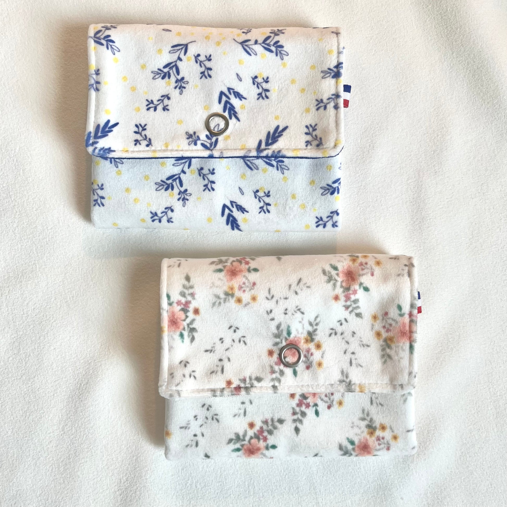 Portes monnaie et porte en cartes en velours fleuri dessiné  et fabrication Française par Fanny Agustin. Ces portes- monnaie sont personnalisables.