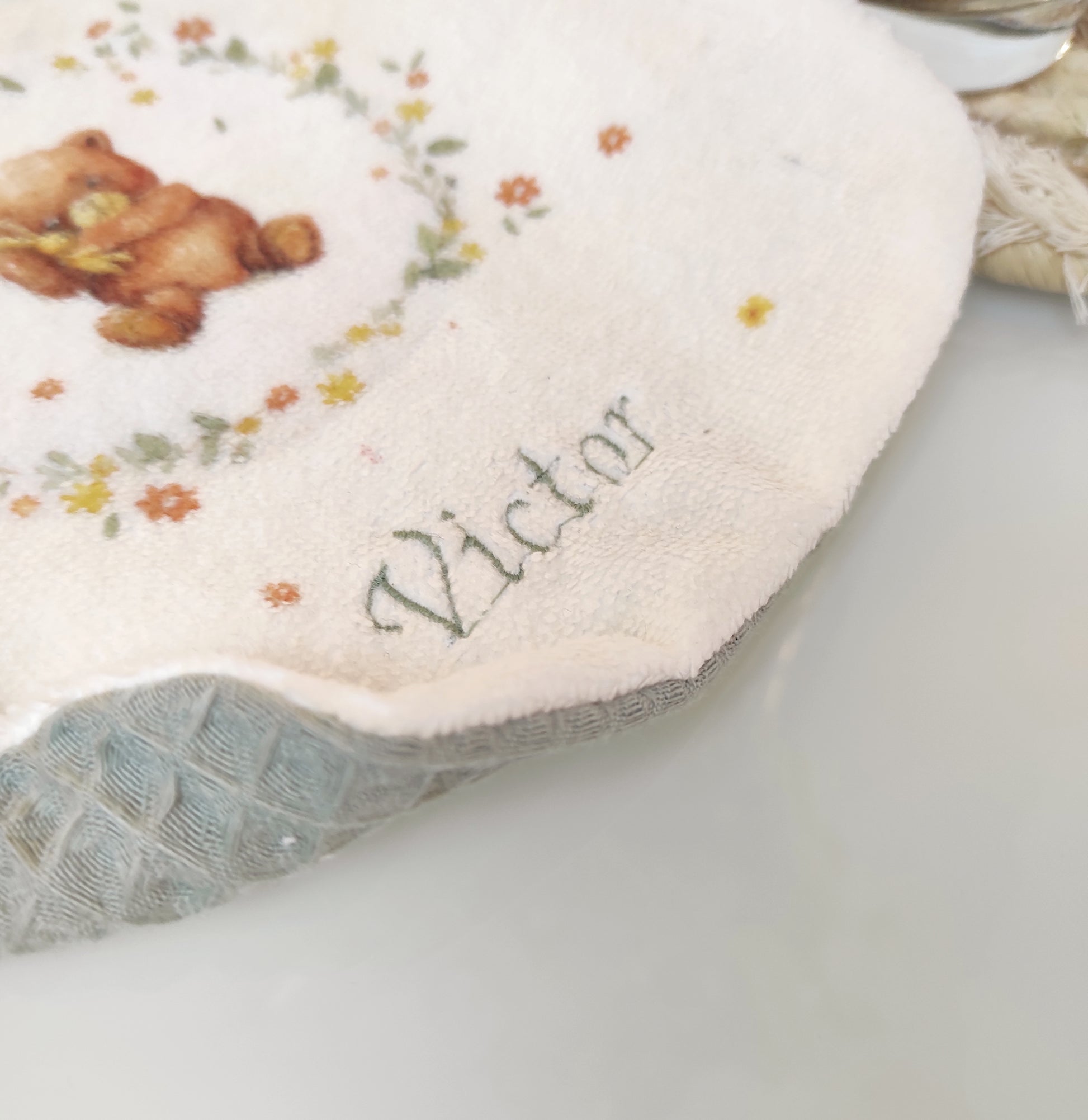 Broderie prénom bébé bavoir 