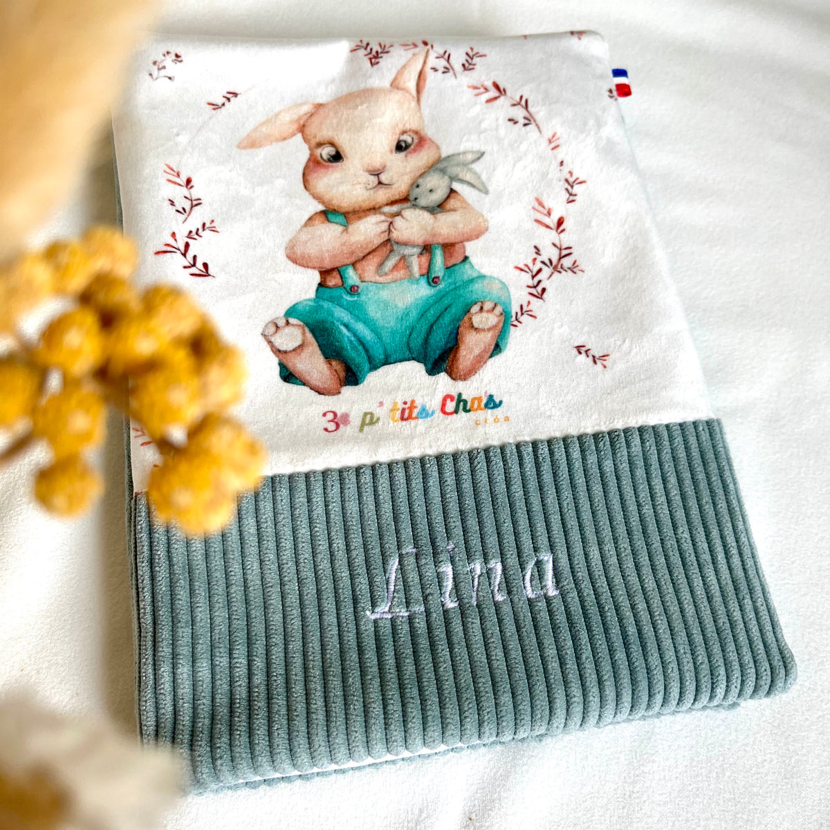 Dessin lapin réalisé par Fanny Agustin, imprimé localement. Fabrication artisanale à Cagnes sur Mer. Le protège carnet de santé est en velours et intérieur coton, personnalisé avec un prénom brodé en blanc. 