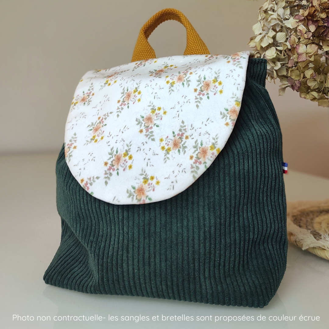 Sac à dos en velours côtelé vert canard et velours blanc à motifs fleuri, dessiné par Fanny Agustin.