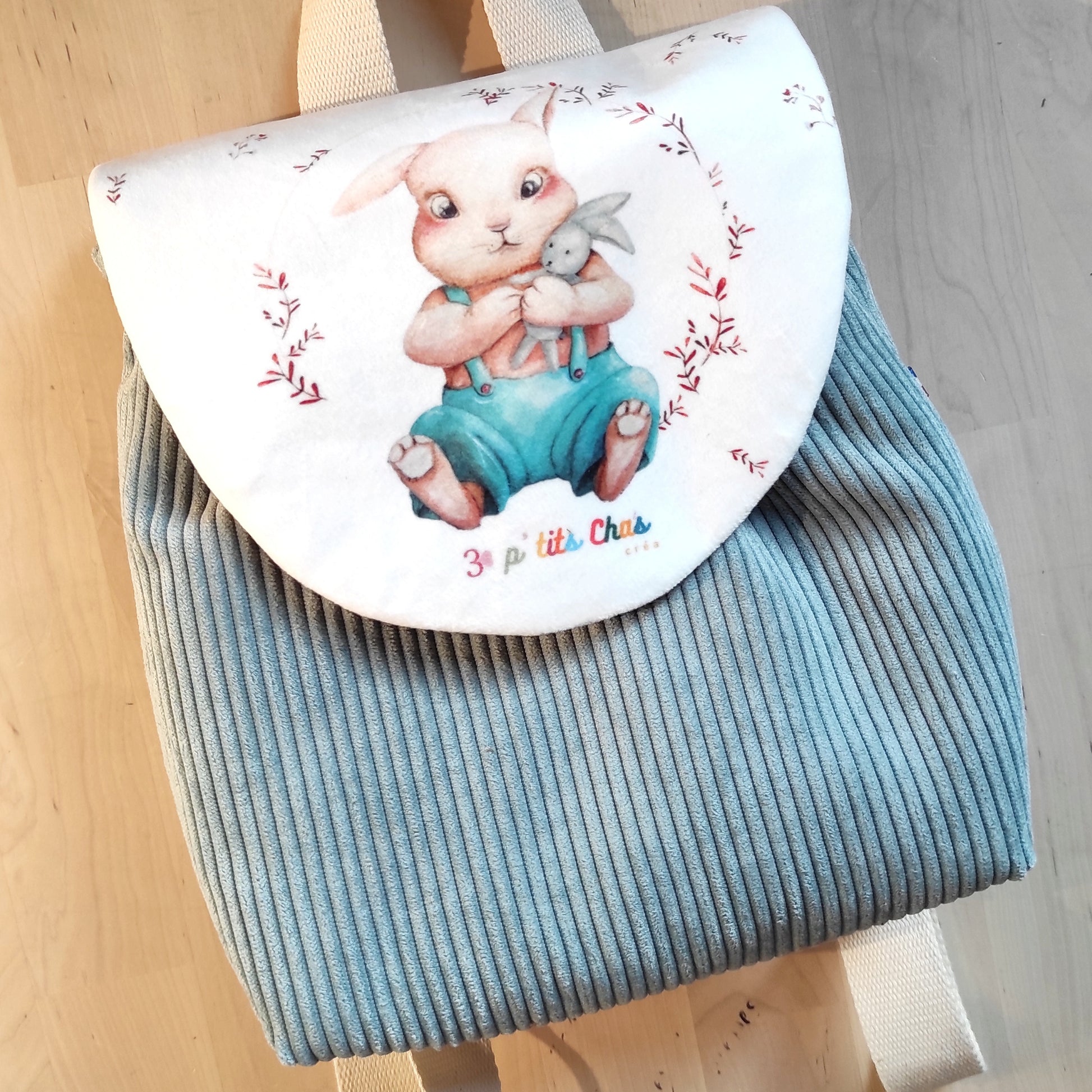 Sac à dos lapin et velours côtelé vert de gris.