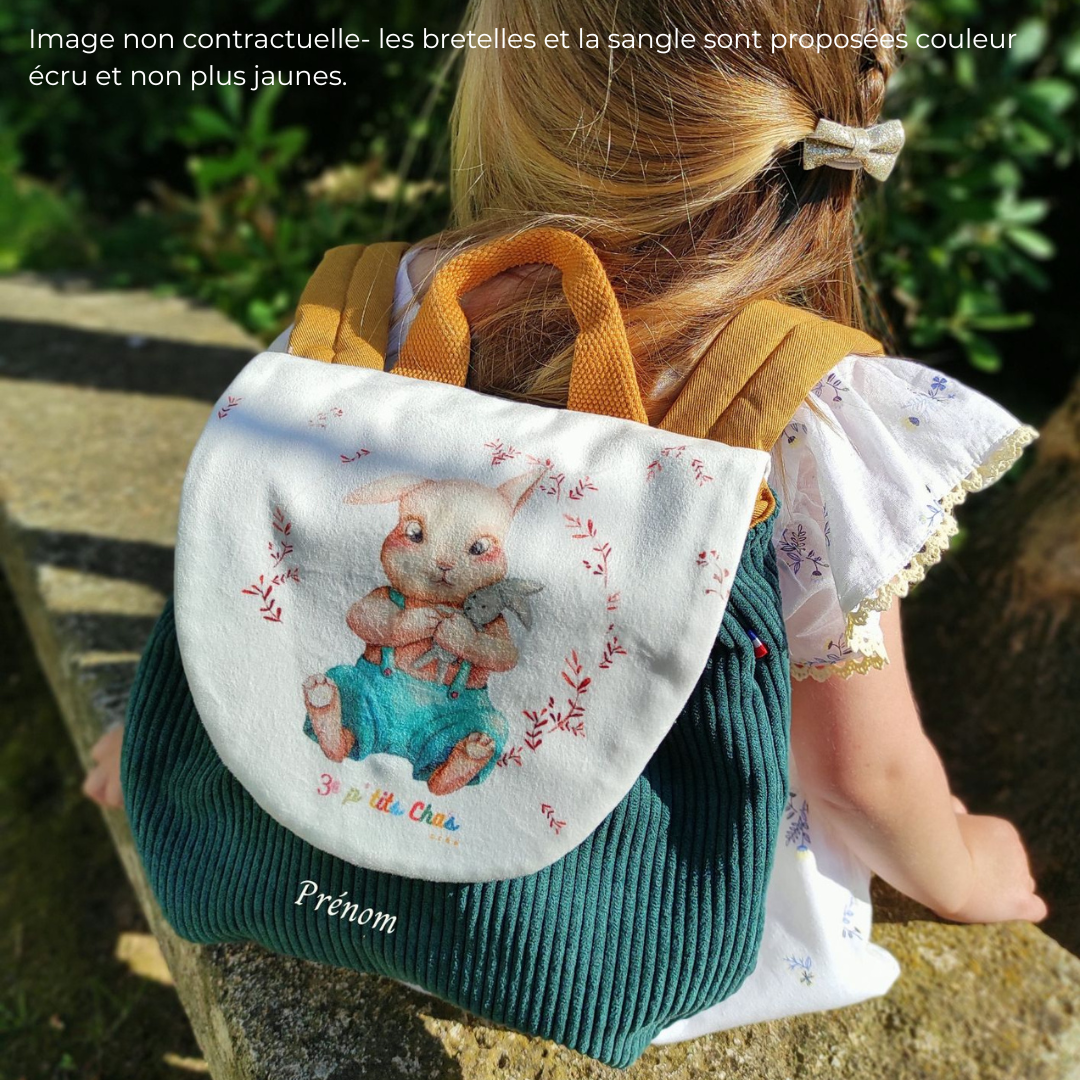 Sac à dos porté sur fillette avec motif lapin, possibilité de placer le prénom sur le velours en bas du sac. La couleur du velours côtelé est vert canard.