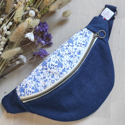 Banane jean foncé avec tissu velours fleuri fleurs bleues. Le motif est blanc et bleu. La fermeture couleur bronze. Banane conçue par Fanny Agustin, motif, patron et couture. 