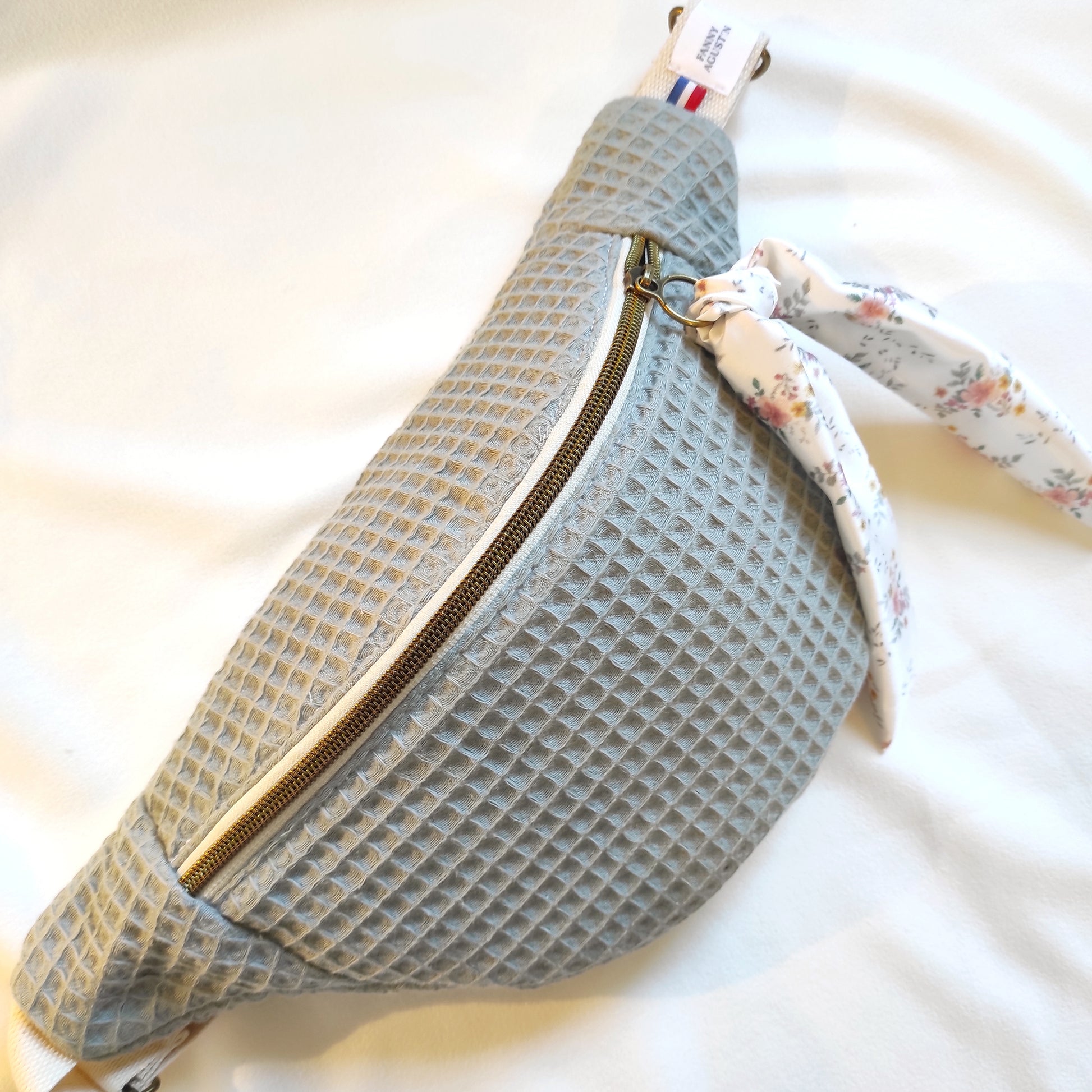Sac banane en coton nid d'abeille, avec ruban fleuri, fabrication française par Fanny Agustin.