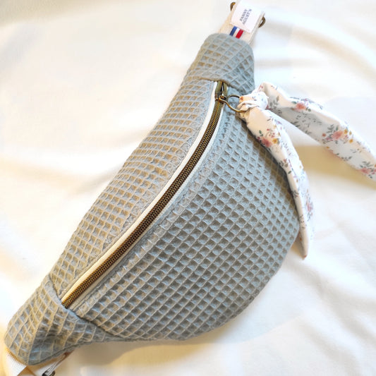 Sac banane en coton nid d'abeille, avec ruban fleuri, fabrication française par Fanny Agustin.