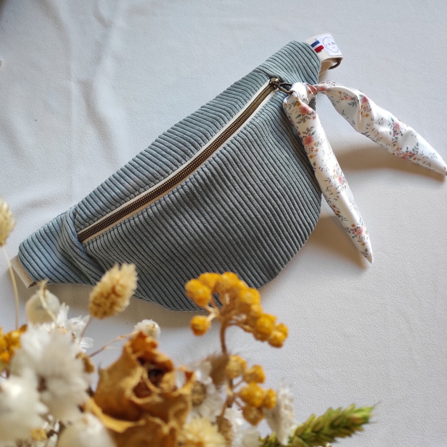 Sac banane en velours vert de gris et ruban fleuri dessiné par Fanny Agustin, motif fleurs aquarelle 