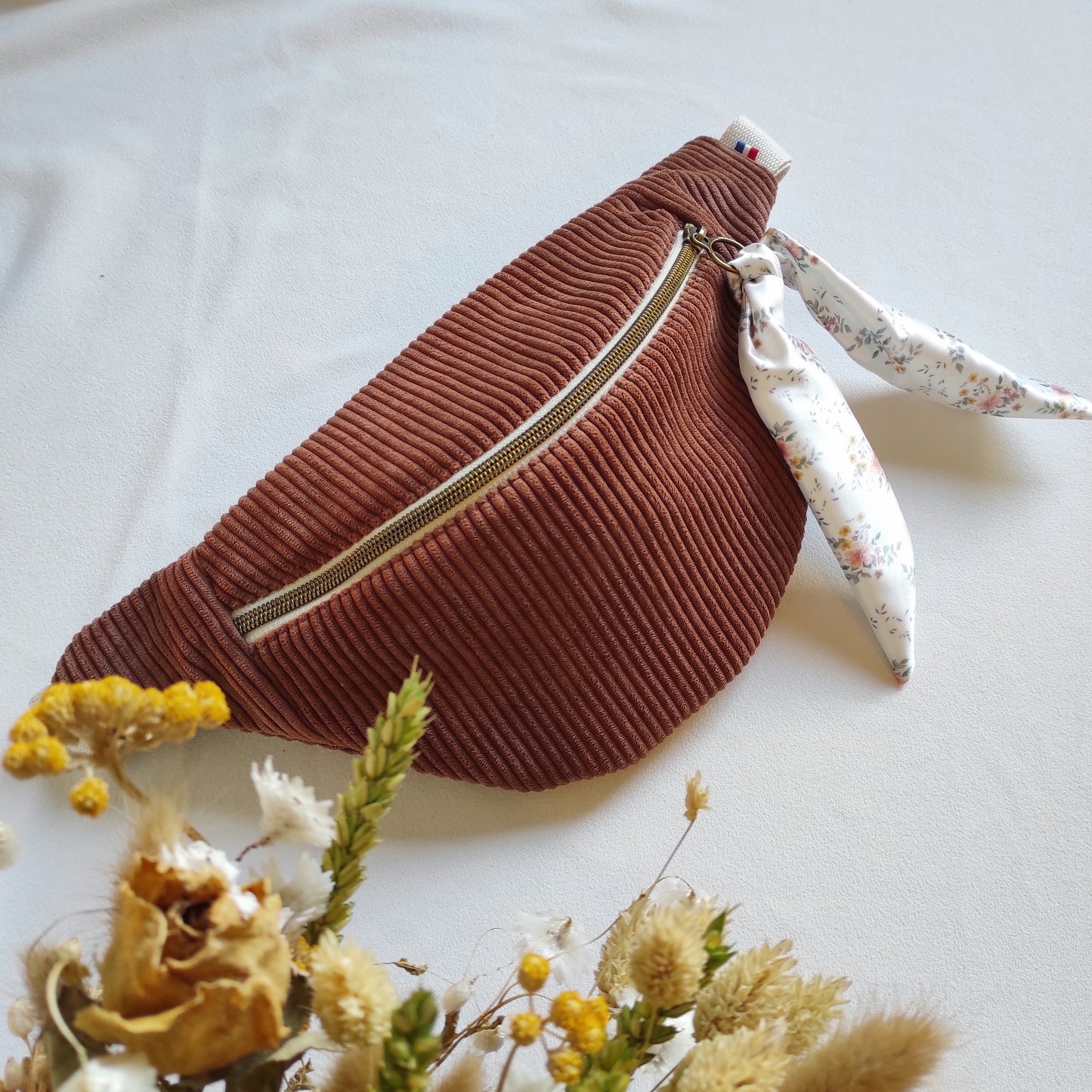 Sac banane en velours côtelé marron et ruban fleuri dessiné par Fanny Agustin.