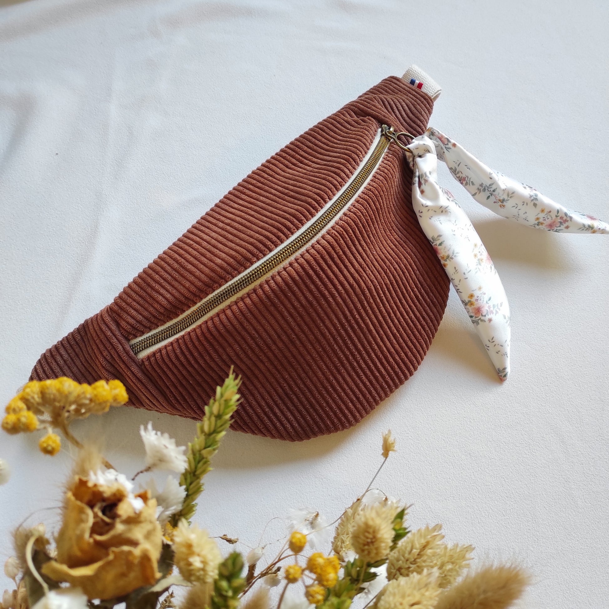 Sac banane en velours côtelé marron et ruban fleuri dessiné par Fanny Agustin.