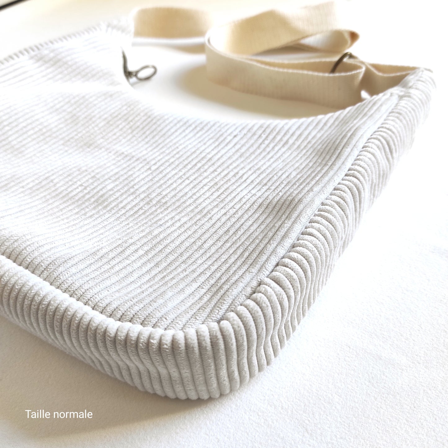 Velours écru taille normale, sac vu de côté.