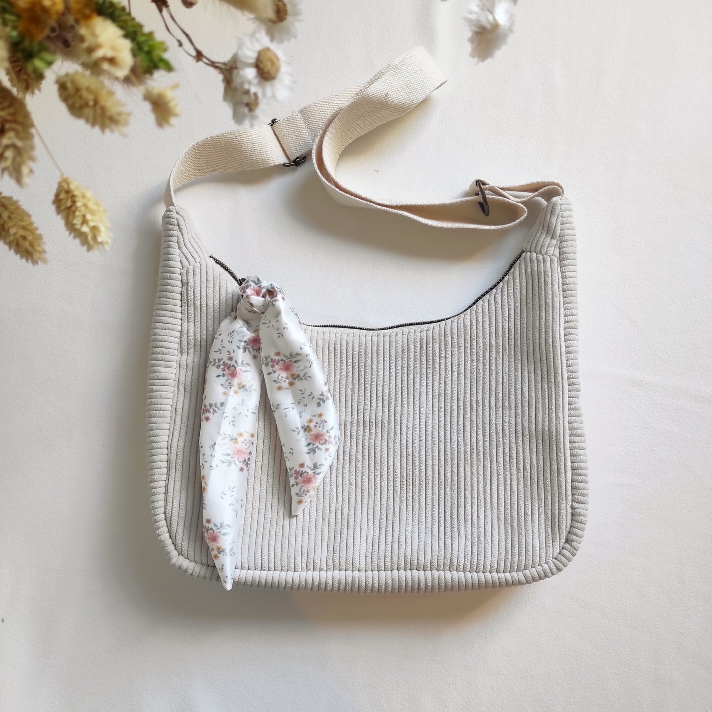Sac en velours côtelé couleur écrue et ruban amovible en satin fleurs aquarelle. 