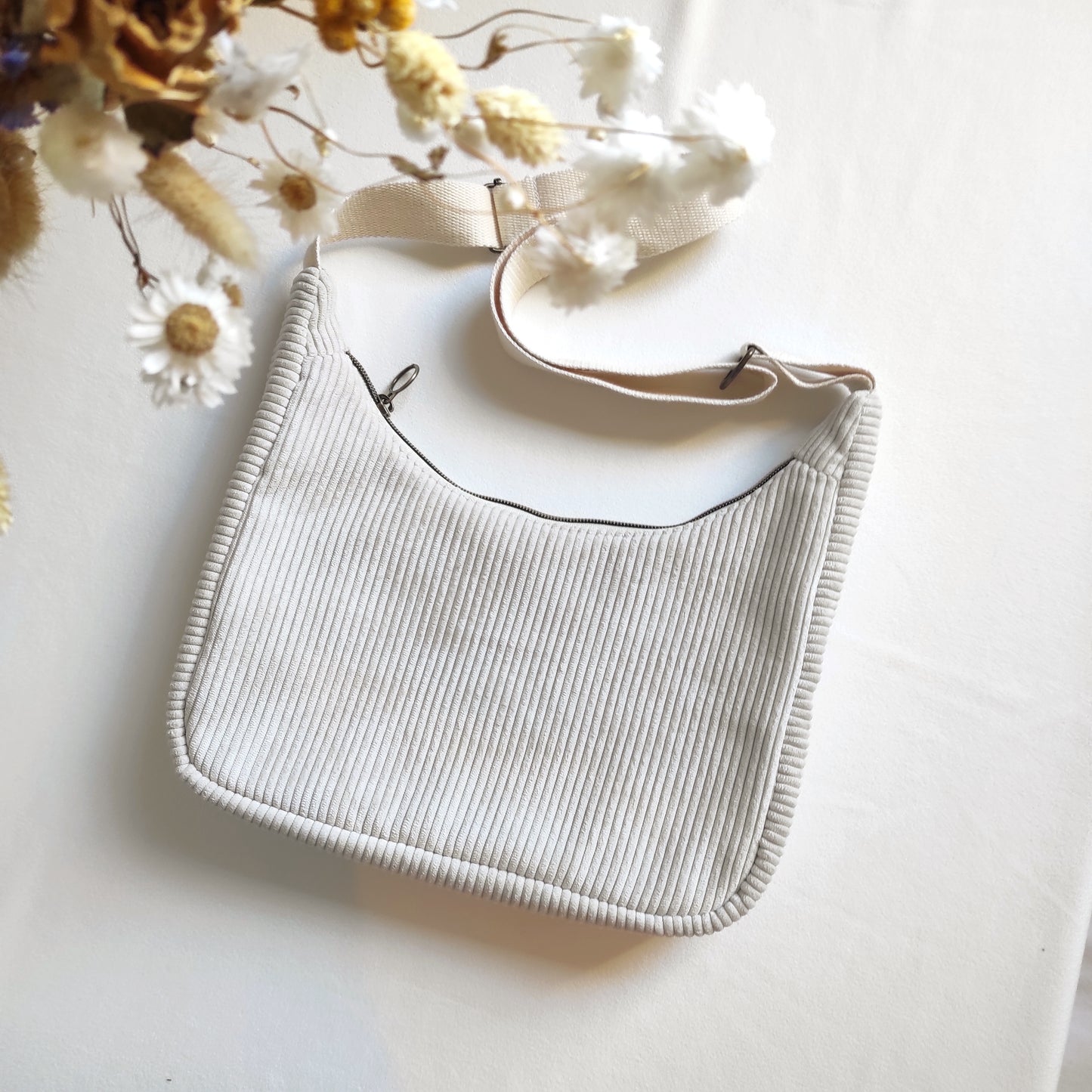 Sac en velours côtelé écru avec sange réglable beige. 