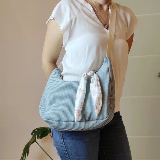 Sac en velours côtelé couleur vert de gris et ruban amovible en satin fleurs aquarelle, sac porté en bandoulière avec sange réglable beige. 