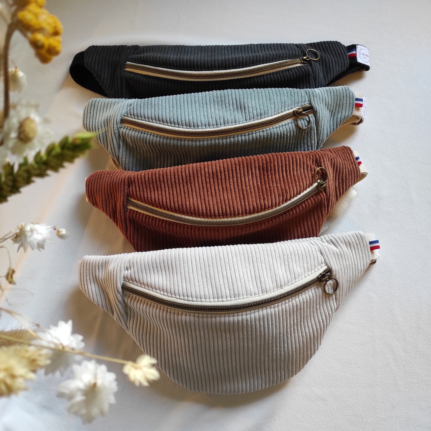 4 sacs en velours côtelé, écru, marron, vert de gris et noir. Fabrication à la main par Fanny Agustin.