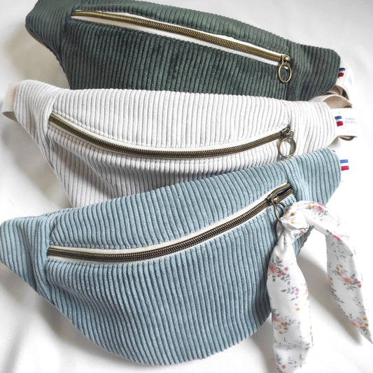 Sacs bananes en velours côtelé avec ruban amovible fleuri dont les motifs sont dessinés par Fanny Agustin.