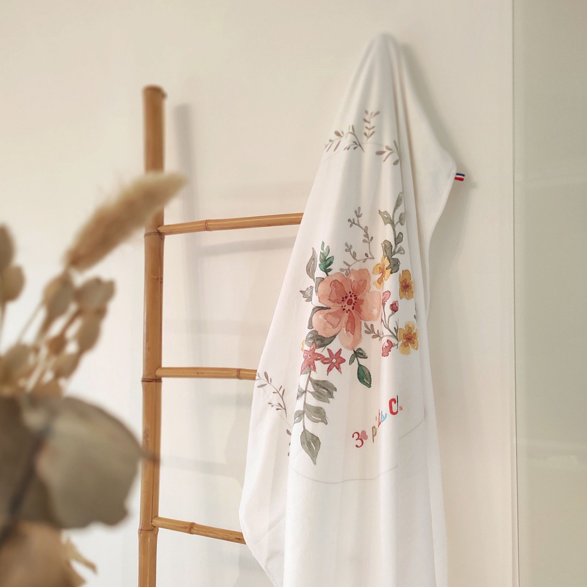 Serviette posée sur porte serviette- micro éponge de bambou
