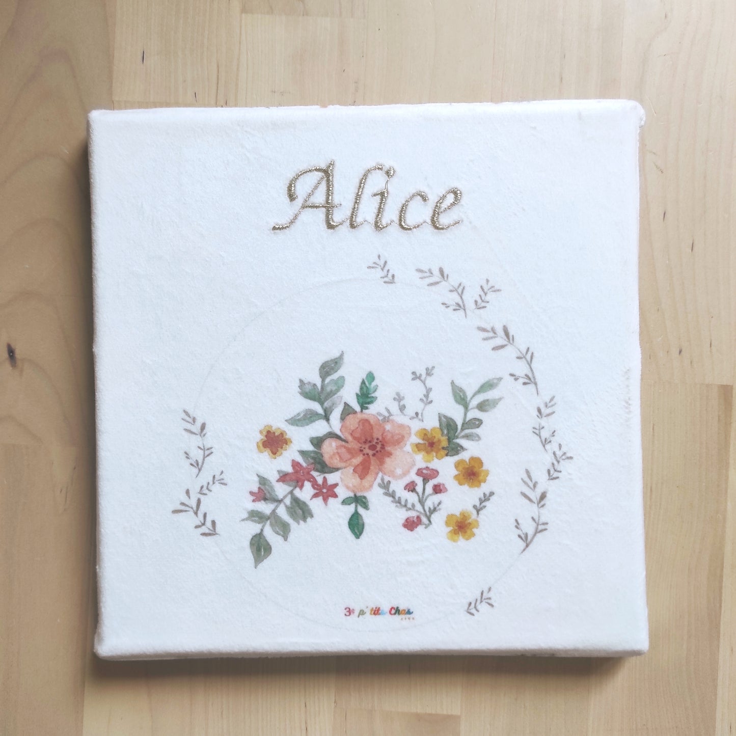 Tableau enfant 20 sur 20 cm en velours avec motif fleuri, dessin original de 3 ptits Chas créa. Tableau personnalisable avec prénom brodé.